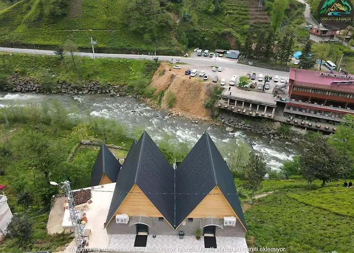 Dereuestue Ve Goekce Bungalov - بنغل على ضفاف النهر